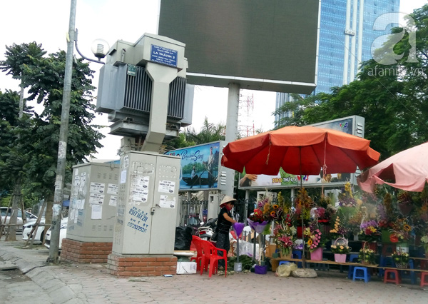 Người Hà Nội vẫn vô tư ngồi trà đá, bán hàng ngay trạm biến áp sau vụ nổ tại Trưng Nhị - Ảnh 8.