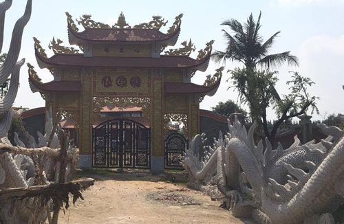 Cận cảnh nh&agrave; thờ tổ 100 tỷ kh&ocirc;ng ph&eacute;p của Ho&agrave;i Linh - Ảnh 8.