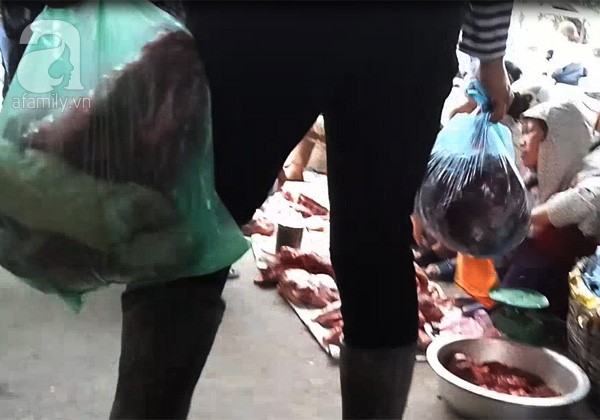 Ai mua thịt lợn ôi thiu giá 30 ngàn/kg ở chợ thịt ôi, thịt ế ngay giữa Hà Nội? - Ảnh 9.