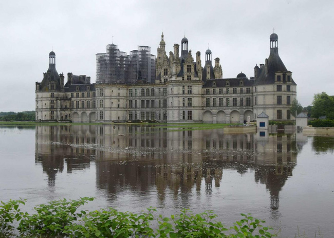 Paris chìm trong trận lụt lớn nhất 100 năm qua - Ảnh 7.