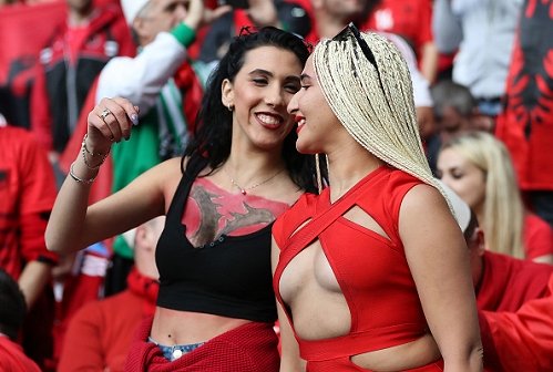 Fan nữ Albania tiếp tục đại náo trên khán đài - Ảnh 8.