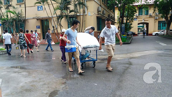 Lạ lùng cảnh phủ nilon, che ô tránh nước mưa cho bệnh nhân chờ mổ ở bệnh viện Việt Đức - Ảnh 8.