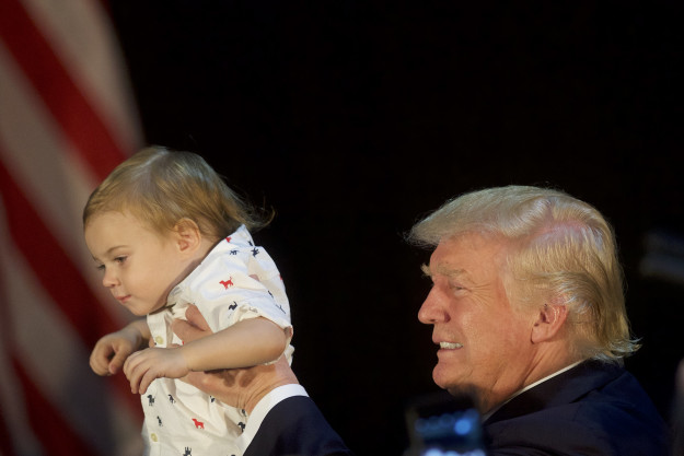 Khoảnh khắc hóm hỉnh khi Tổng thống Barack Obama và Donald Trump chơi với trẻ nhỏ - Ảnh 17.
