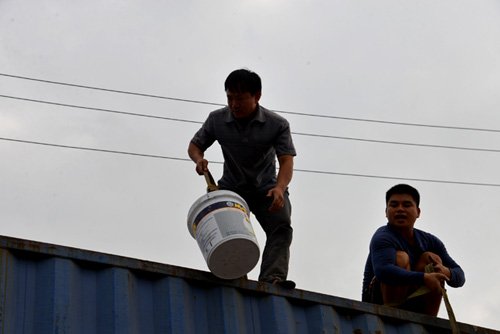 Hình ảnh đẹp: CSGT cùng dân gom ngô cho chủ xe gặp nạn - Ảnh 9.