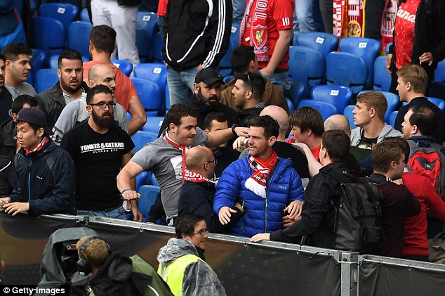 CĐV Liverpool và Sevilla choảng nhau dữ dội trên khán đài - Ảnh 9.