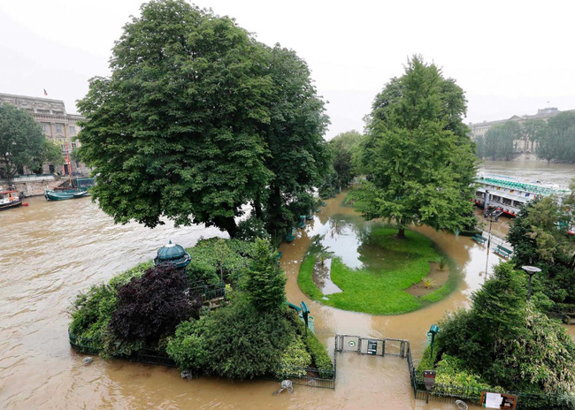 Paris chìm trong trận lụt lớn nhất 100 năm qua - Ảnh 8.