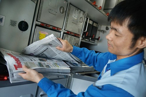 Cảm thương c&ocirc;ng nh&acirc;n l&agrave;m việc dưới nắng như thi&ecirc;u ở s&acirc;n bay - Ảnh 9.