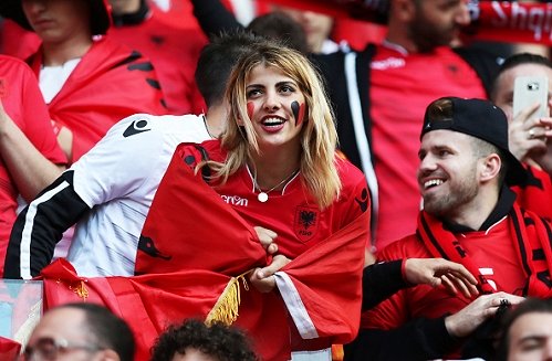 Fan nữ Albania tiếp tục đại náo trên khán đài - Ảnh 9.