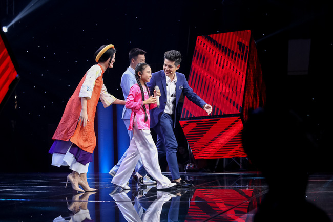 The Voice Kids: Noo Phước Thịnh - Đông Nhi liên tục chặt chém, quyết không nhường nhau để giành thí sinh - Ảnh 16.