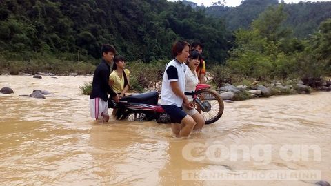 Ngày khai giảng, giáo viên vất vả cõng học sinh qua sông - Ảnh 9.