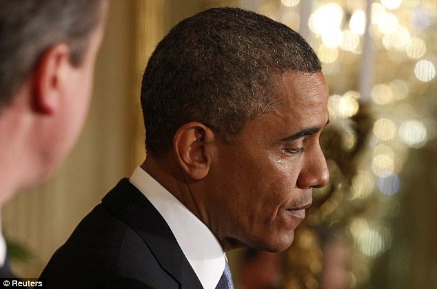 11 khoảnh khắc đầy xúc động trên chặng đường 8 năm của Tổng thống Barack Obama - Ảnh 6.