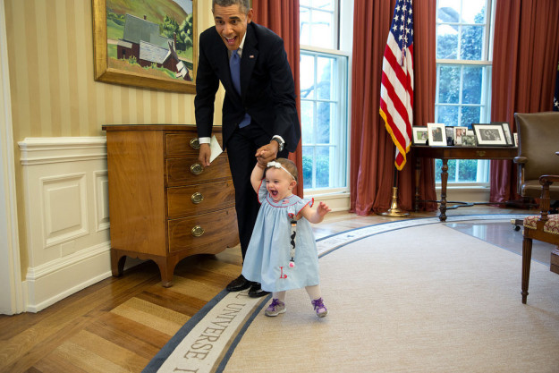 Khoảnh khắc hóm hỉnh khi Tổng thống Barack Obama và Donald Trump chơi với trẻ nhỏ - Ảnh 19.