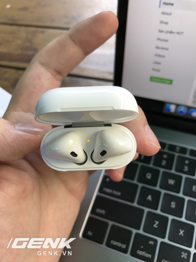 Trên tay AirPods, tai nghe không dây nhiều tai tiếng của Apple vừa xuất hiện tại Việt Nam - Ảnh 10.