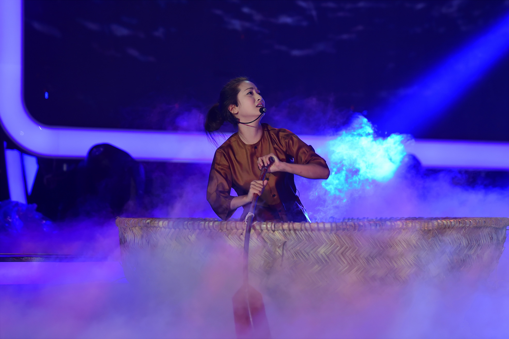 GMTQ nh&iacute;: C&ocirc;ng Quốc rơi nước mắt sau khi h&aacute;t về miền Trung b&atilde;o lũ - Ảnh 4.