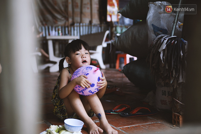 Cuộc sống nơi xóm nghèo Cần Thơ của 2 bé gái bị người cha Hàn Quốc chối bỏ - Ảnh 13.