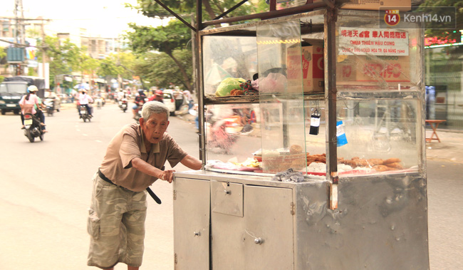 Xe bán bánh huyền thoại suốt 40 năm gắn liền với tuổi thơ của nhiều người dân Đà Nẵng - Ảnh 1.