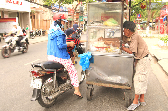 Xe bán bánh huyền thoại suốt 40 năm gắn liền với tuổi thơ của nhiều người dân Đà Nẵng - Ảnh 3.