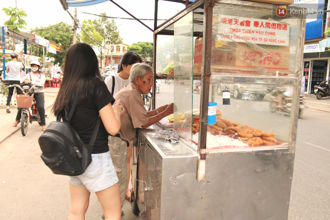 Xe bán bánh huyền thoại suốt 40 năm gắn liền với tuổi thơ của nhiều người dân Đà Nẵng - Ảnh 6.