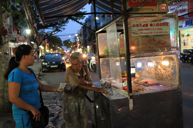 Xe bán bánh huyền thoại suốt 40 năm gắn liền với tuổi thơ của nhiều người dân Đà Nẵng - Ảnh 11.