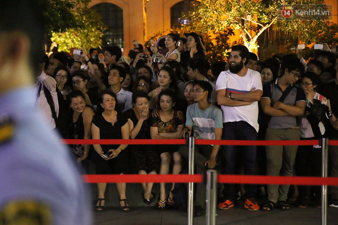 Người Sài Gòn đứng đợi trước tòa nhà Bitexco cả tối để chờ Tổng thống Obama - Ảnh 6.