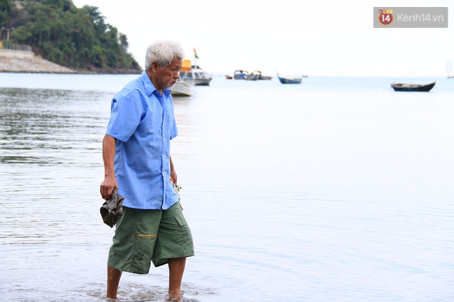 Ông bụt suốt 6 năm nhặt rác không công trên bãi biển Đà Nẵng - Ảnh 1.