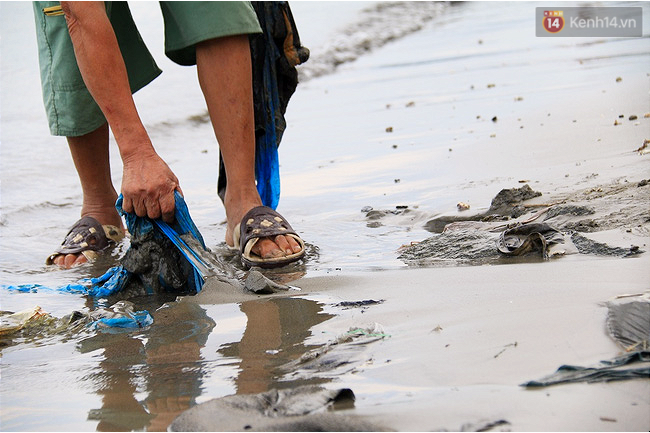 Ông bụt suốt 6 năm nhặt rác không công trên bãi biển Đà Nẵng - Ảnh 3.