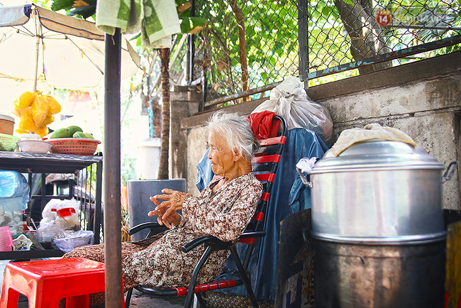 Ở ngoài đường mới mát, nhường chỗ trong nhà để mấy đứa nó ngủ ngon hơn! - Ảnh 1.