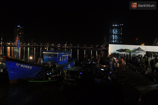 Trắng đêm tìm kiếm 3 nạn nhân mất tích trong vụ lật tàu chui giữa sông Hàn - Ảnh 6.