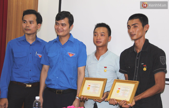 Trao huy hiệu Tuổi trẻ dũng cảm cho 2 thanh niên xả thân cứu người vụ chìm tàu ở Đà Nẵng - Ảnh 1.