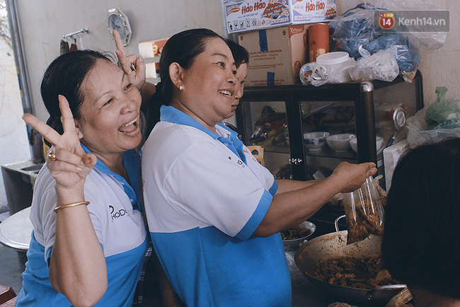 Cán bộ phường cùng người dân đi chợ, nấu cơm miễn phí cho người nghèo ở Sài Gòn - Ảnh 11.