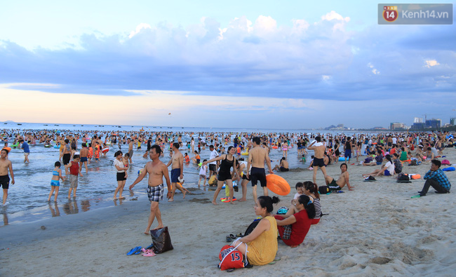 Mỗi buổi chiều, hàng nghìn người dân Đà Nẵng lại lũ lượt kéo ra biển giải nhiệt - Ảnh 12.