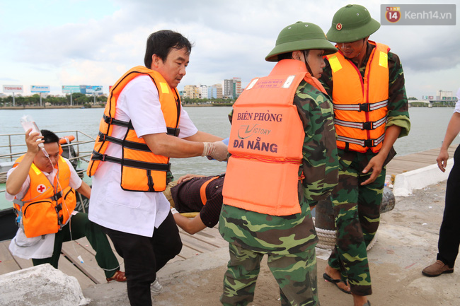 Hàng trăm người diễn tập cứu hộ tàu du lịch bị cháy và chìm trên sông Hàn - Ảnh 6.