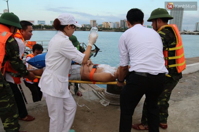 Hàng trăm người diễn tập cứu hộ tàu du lịch bị cháy và chìm trên sông Hàn - Ảnh 11.