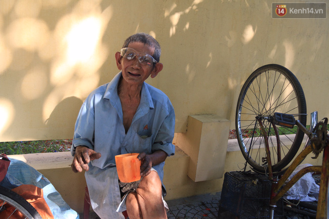 &Ocirc;ng Điếu x&igrave; tin 20 năm sửa xe miễn ph&iacute; cho nhiều thế hệ sinh vi&ecirc;n ĐH Sư phạm Huế - Ảnh 2.