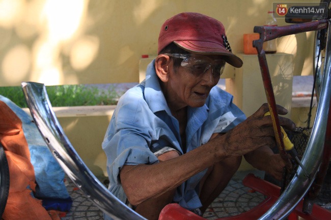 &Ocirc;ng Điếu x&igrave; tin 20 năm sửa xe miễn ph&iacute; cho nhiều thế hệ sinh vi&ecirc;n ĐH Sư phạm Huế - Ảnh 4.