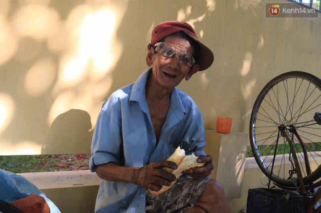 &Ocirc;ng Điếu x&igrave; tin 20 năm sửa xe miễn ph&iacute; cho nhiều thế hệ sinh vi&ecirc;n ĐH Sư phạm Huế - Ảnh 8.