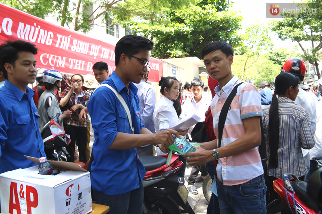 Thí sinh và phụ huynh được ăn cơm, nghỉ trưa miễn phí tại phòng máy lạnh ở Đà Nẵng - Ảnh 3.