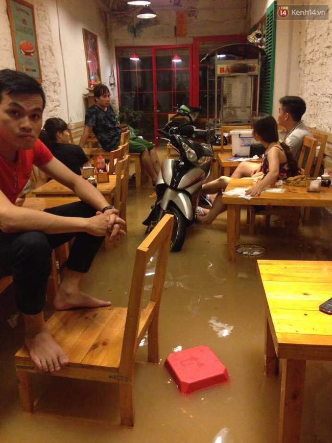Nhiều &ocirc; t&ocirc;, xe m&aacute;y ch&igrave;m trong biển nước sau mưa lớn ở Th&aacute;i Nguy&ecirc;n - Ảnh 12.