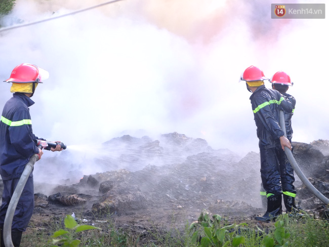 Quảng Nam: Cháy lớn ở bãi phế liệu công nghiệp, cột khói bốc cao hàng chục mét - Ảnh 2.