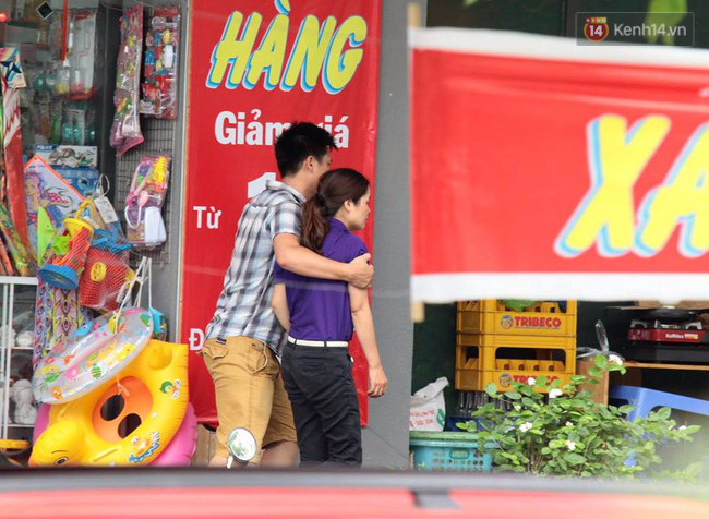 H&agrave; Nội: Ở nh&agrave; một m&igrave;nh, b&eacute; 6 tuổi tr&egrave;o ra ban c&ocirc;ng tầng 11 v&agrave; rơi xuống tử vong  - Ảnh 2.