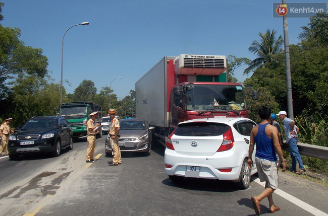 Tai nạn liên hoàn giữa 2 ôtô con và 1 xe tải, nhiều người la hét hoảng loạn - Ảnh 1.