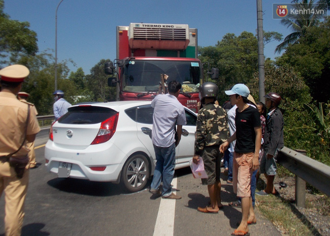 Tai nạn liên hoàn giữa 2 ôtô con và 1 xe tải, nhiều người la hét hoảng loạn - Ảnh 2.