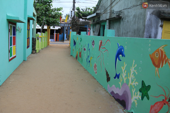Có một ngôi làng chài ở Việt Nam trở nên tuyệt đẹp dưới đôi tay của các họa sỹ Hàn Quốc - Ảnh 4.
