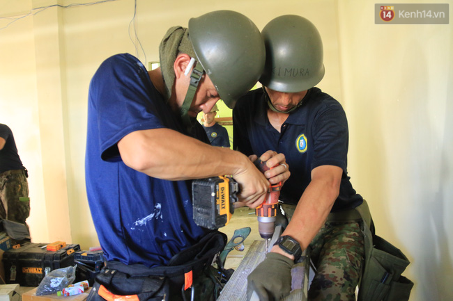 Trường học cũ kỹ ở Đà Nẵng được khoác áo mới nhờ đôi bàn tay của lính hải quân Mỹ - Nhật - Ảnh 1.