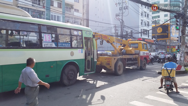 Tai nạn nghiêm trọng giữa xe buýt và xe bồn trước công viên Lê Thị Riêng - Ảnh 4.