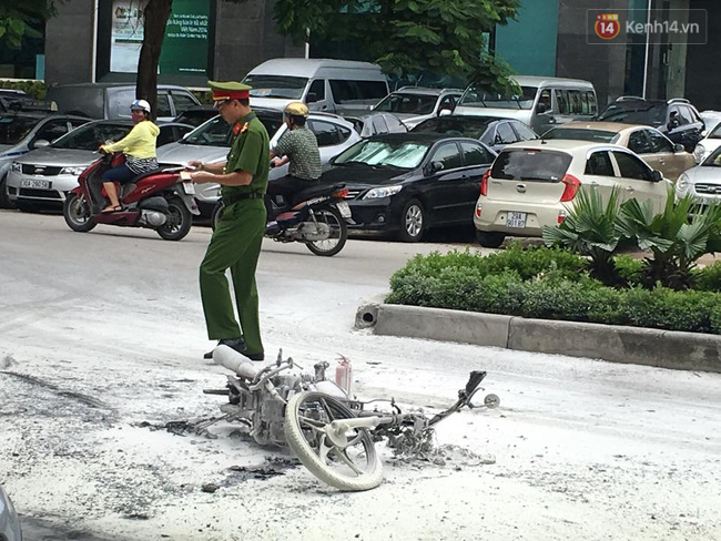 Hà Nội: Va chạm với taxi, một xe máy bốc cháy dữ dội - Ảnh 3.