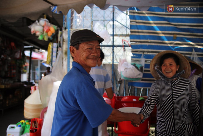 Người đàn ông trúng số 2,3 tỷ ở Sài Gòn vẫn không bỏ nghề quét rác - Ảnh 4.