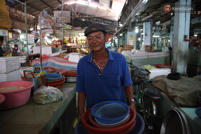 Người đàn ông trúng số 2,3 tỷ ở Sài Gòn vẫn không bỏ nghề quét rác - Ảnh 6.