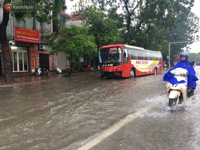 Bị che khuất tầm nhìn vì mưa bão, xe khách gây tai nạn liên hoàn ở Hà Nội - Ảnh 2.