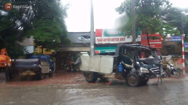 Bị che khuất tầm nhìn vì mưa bão, xe khách gây tai nạn liên hoàn ở Hà Nội - Ảnh 4.